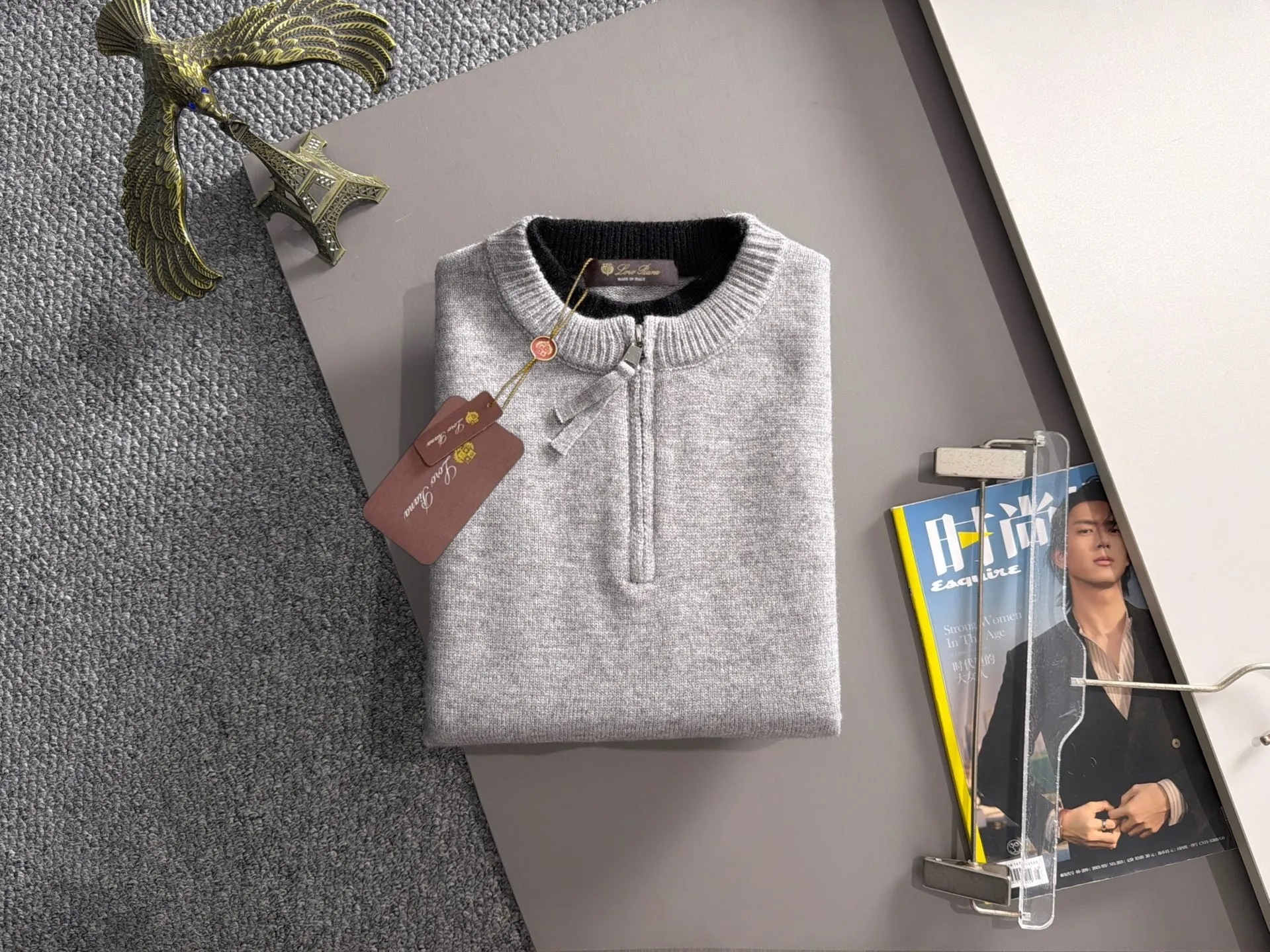 LP Loro Piana's latest sweaters from the official website for fall and winter 2026 are now on sale at the counter for Hot Sale! Specially made of wool blended fabric. It feels comfortable and can be directly in contact with the skin. The logo badge is exquisitely embroidered, which is extremely eye-catching! The details highlight the fashionable charm of big brands. Exquisite workmanship. Three-dimensional cutting style. The wearing effect is invincible and handsome! All three standards are complete! Sizes:M-3XL
